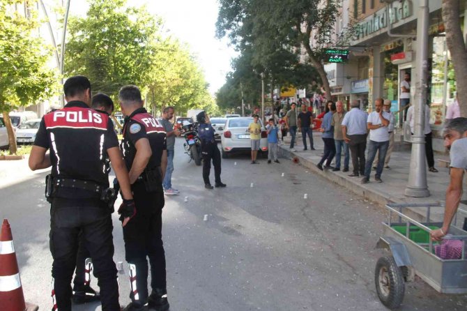 Ekmek Sırası Beklerken Başına Düşen Cam Parçaları İle Yaralandı