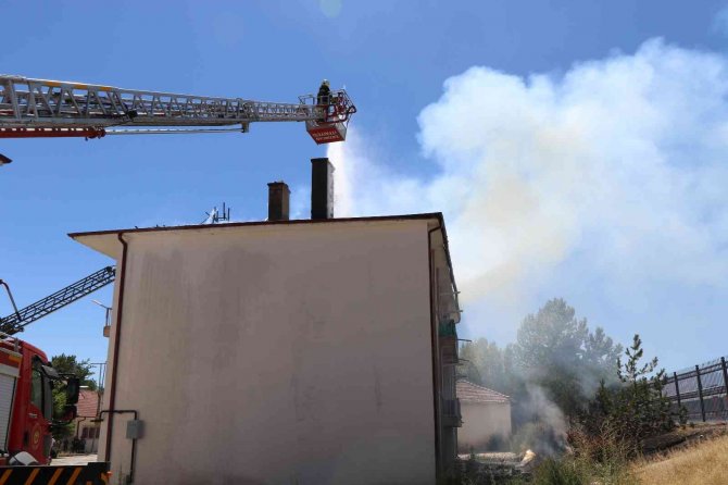 Erzincan’da Tadilattaki Lojmanın Çatısı Alev Alev Yandı
