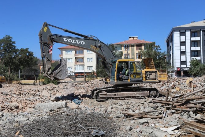 Eski Askeri Lojmanların Yıkımına Başlandı