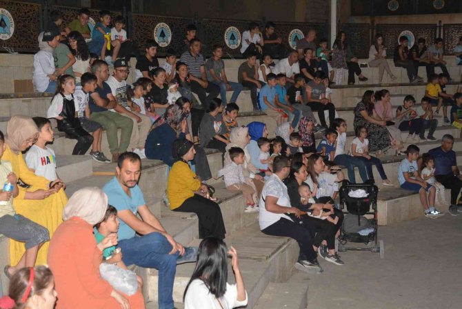 Hakkari’de Yüzlerce Kişi Açık Havada Film İzledi