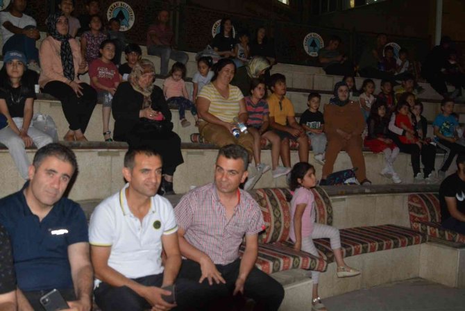 Hakkari’de Yüzlerce Kişi Açık Havada Film İzledi