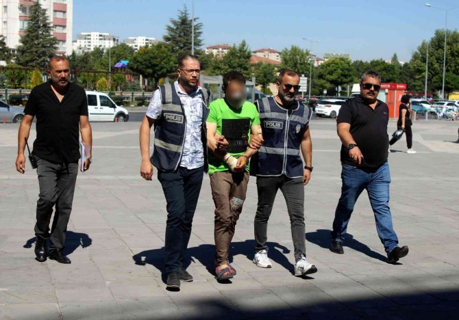 Aynı Evde Kaldığı Arkadaşını Küfrettiği İçin Öldürdü