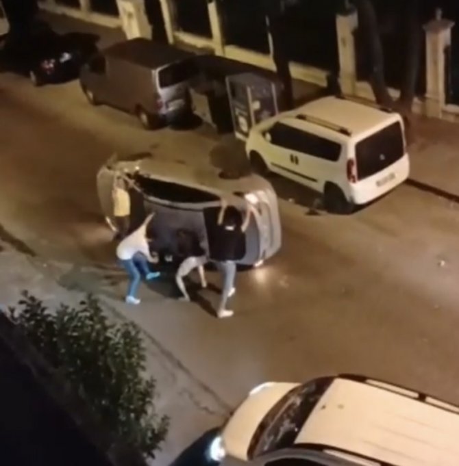 Zeytinburnu’nda Yan Yatan Otomobilde Sıkışan Sürücüyü Arkadaşları Kurtardı