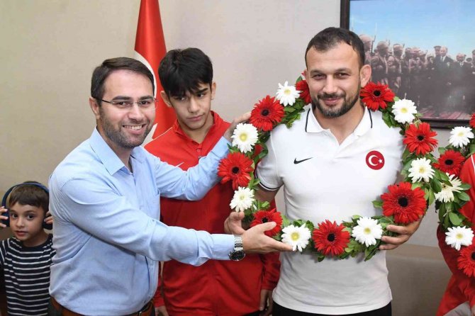 Dünya Şampiyonu Güreşçi Çiçeklerle Karşılandı