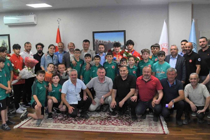 Dünya Şampiyonu Güreşçi Çiçeklerle Karşılandı