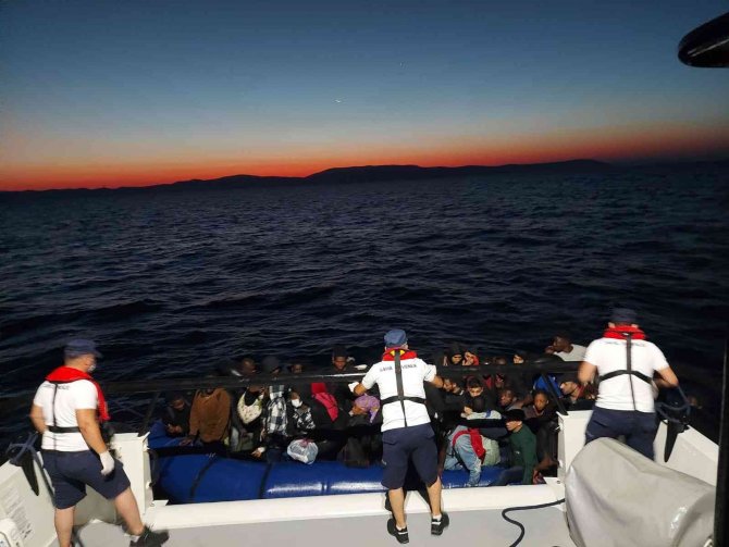 İ̇zmir Açıklarında 132 Düzensiz Göçmen Kurtarıldı, 89 Göçmen Yakalandı