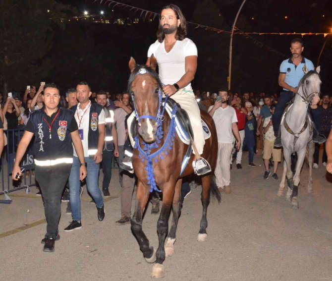 Koray Avcı, Sahneye Atla Geldi