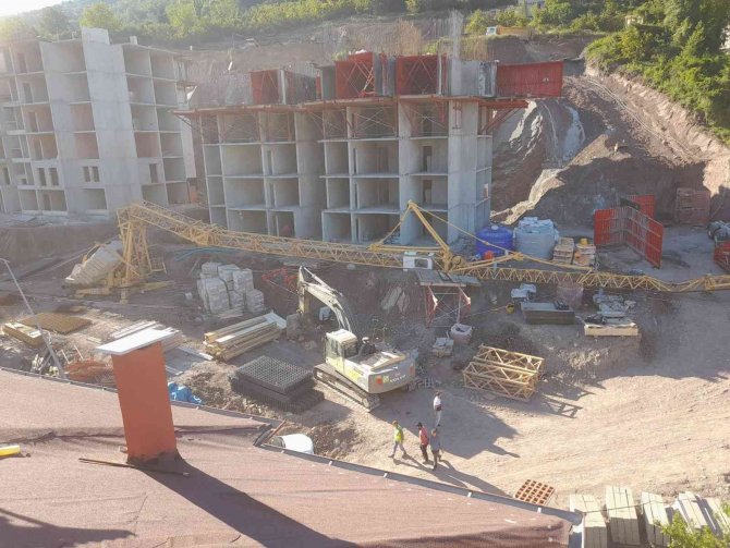 Devrilen İnşaat Vincinin Operatörü Hayatını Kaybetti