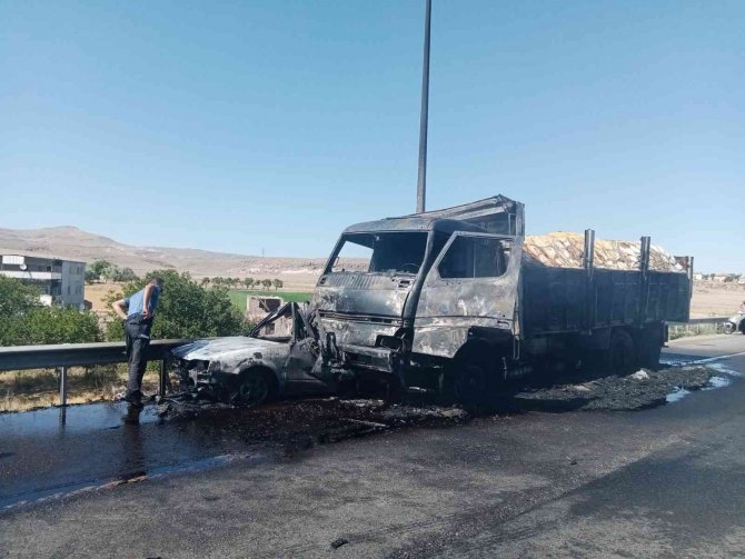 Kayseri’de Feci Kaza: Otomobilin İçerisinde Yanarak Can Verdiler (1)