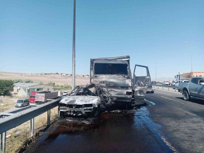 Kayseri’de Feci Kaza: Otomobilin İçerisinde Yanarak Can Verdiler (1)