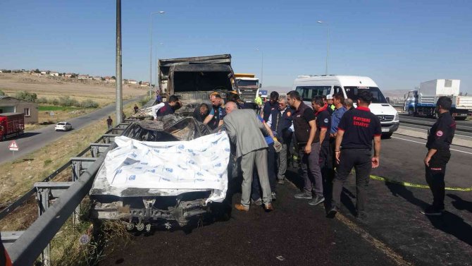 Kayseri’deki Feci Kazada Yanarak Can Veren 2 Kişinin Cenazesi Morga Kaldırıldı