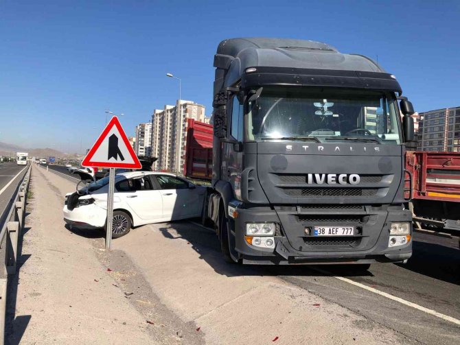 Otomobile Çarpan Tır Makasladı: 2 Yaralı