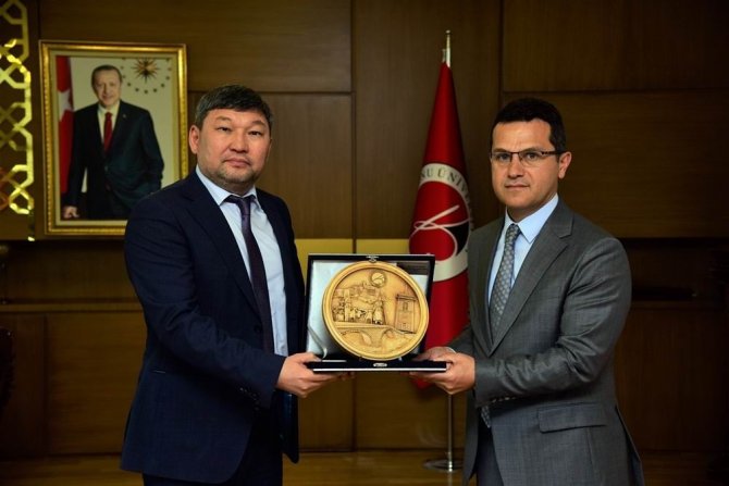 Kazakistan Nur-mübarek Mısır İ̇slam Medeniyeti Üniversitesi’nden Rektör Topal’a Ziyaret