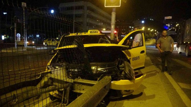 Taksiyle Çarpışan Araç Kaza Yerinden Kaçtı