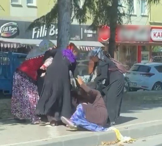 Kocaeli’de 7 Dilenci Kadın Birbirine Girdi, O Anlar Kameraya Yansıdı