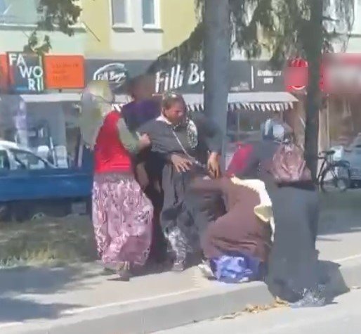 Kocaeli’de 7 Dilenci Kadın Birbirine Girdi, O Anlar Kameraya Yansıdı