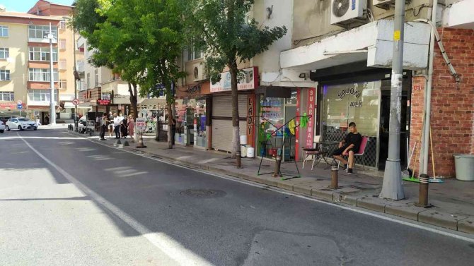 Yayayı Ezmek İstemeyen Motorlu Kurye Dubaya Çarparak Kaldırıma Savruldu: O Anlar Kamerada