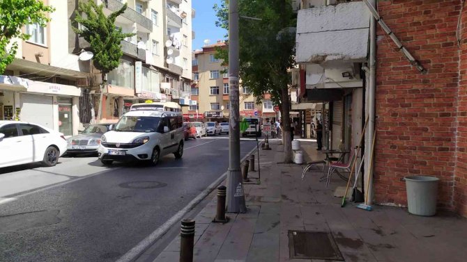Yayayı Ezmek İstemeyen Motorlu Kurye Dubaya Çarparak Kaldırıma Savruldu: O Anlar Kamerada