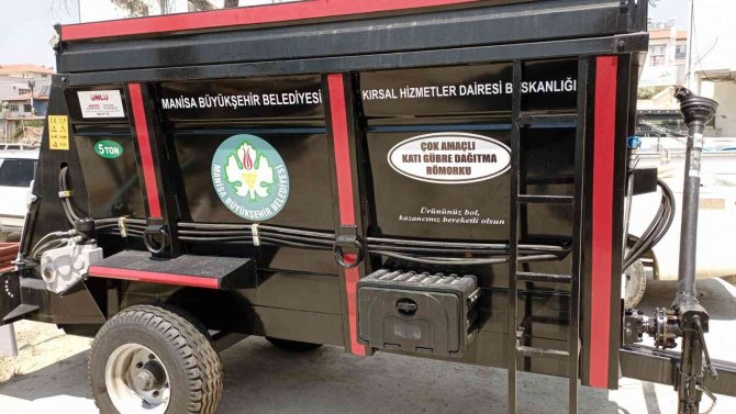 Manisa Büyükşehir’den Selendili Çiftçilere Katı Gübre Makinesi