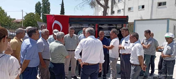 Manisa Büyükşehir’den Selendili Çiftçilere Katı Gübre Makinesi
