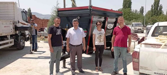 Manisa Büyükşehir’den Selendili Çiftçilere Katı Gübre Makinesi