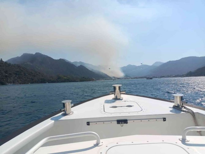Orman Yangını İçin Uçak Ve Helikopterlerin Su Aldığı Bölge Deniz Trafiğine Kapatıldı