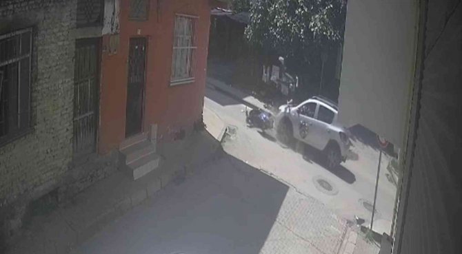 Otomobil İle Motosikletin Çarpıştığı Kaza Kamerada