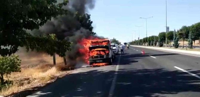 Şanlıurfa’da Oto Kurtarma Aracı Alev Alev Yandı
