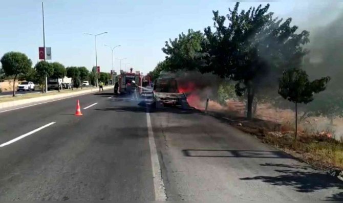 Şanlıurfa’da Oto Kurtarma Aracı Alev Alev Yandı