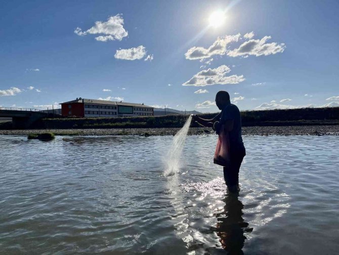 Sıcaktan Bunalan Vatandaşlar Soluğu Murat Nehri’nde Aldı