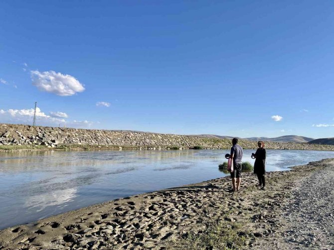 Sıcaktan Bunalan Vatandaşlar Soluğu Murat Nehri’nde Aldı