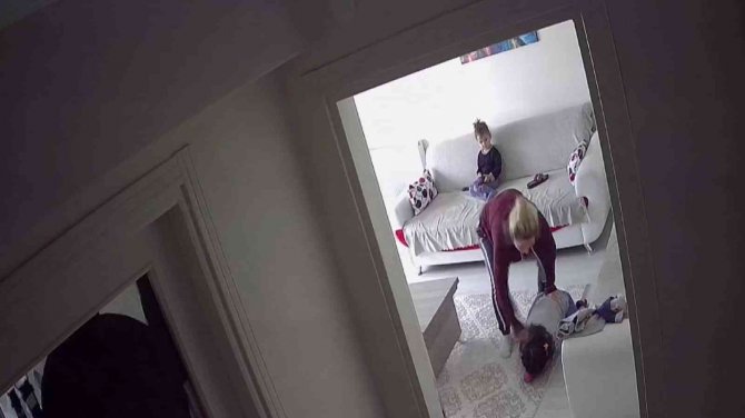 Boşandığı Eşinin Çocuklarına Uyguladığı Şiddeti Gizli Kamera İle Görüntüledi