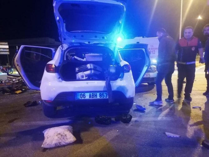 Sivas’ta İki Otomobil Çarpıştı: 8 Yaralı