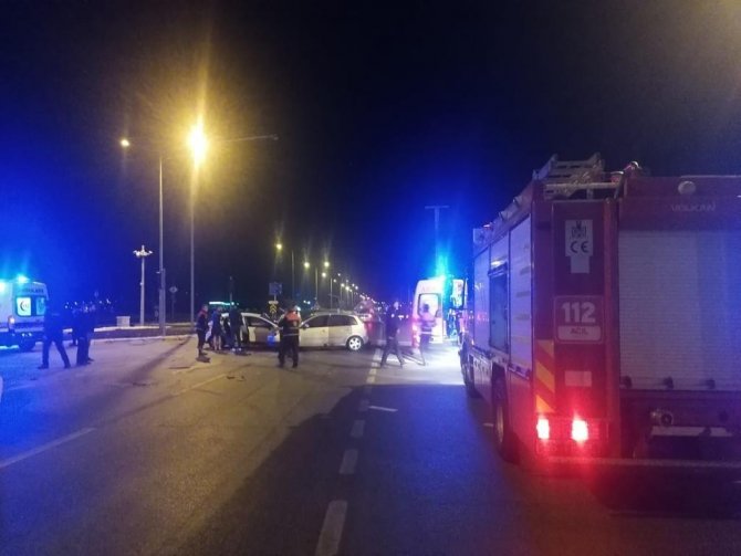 Sivas’ta İki Otomobil Çarpıştı: 8 Yaralı