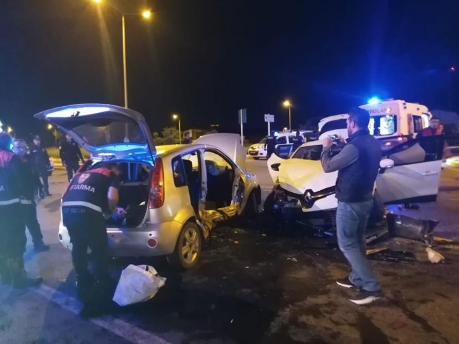 Sivas’ta İki Otomobil Çarpıştı: 8 Yaralı