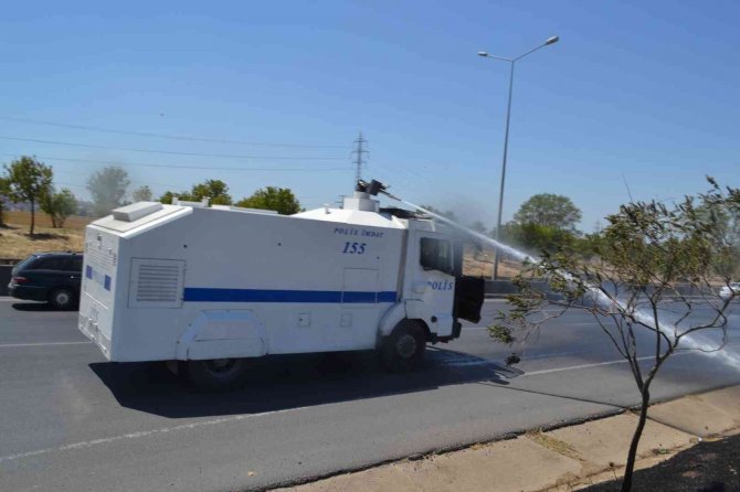 Anız Yangınına Müdahale Eden İtfaiyeye Polis Toma’sı Da Destek Verdi