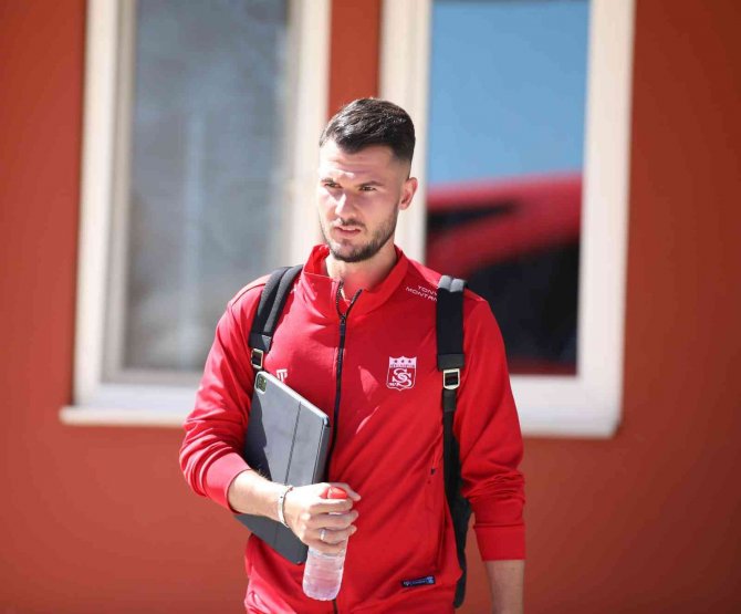 Sivasspor Kafilesi İ̇stanbul’a Ulaştı