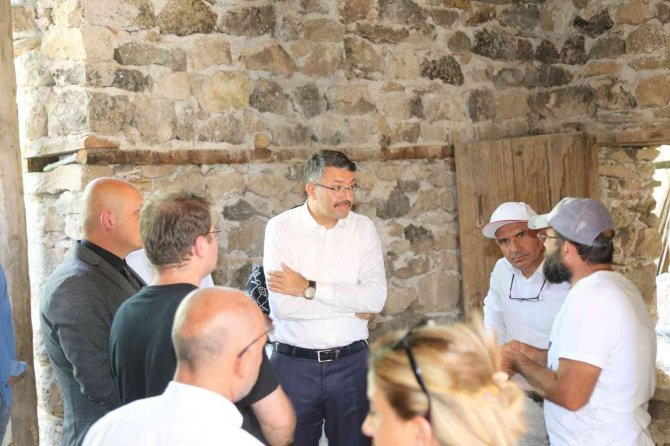 Vali Çelik, “Aizanoi Antik Kenti’mizi Harabe Görüntülerden Kurtarıyoruz”