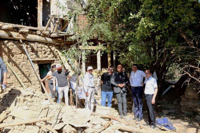 Vali Çelik, “Aizanoi Antik Kenti’mizi Harabe Görüntülerden Kurtarıyoruz”