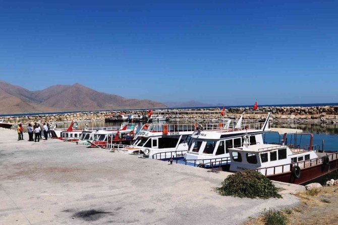 Başkan Süer’den Tekneleri Karaya Oturan Balıkçılara Ziyaret