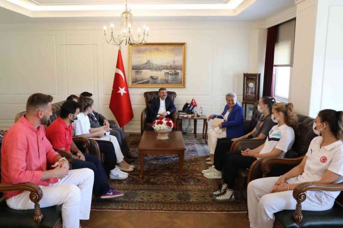 Milli Sporculardan Vali Atay’a Ziyaret