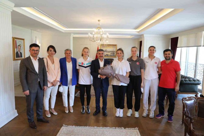 Milli Sporculardan Vali Atay’a Ziyaret