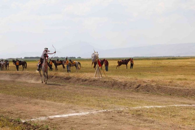 Ağrı’da Mahalli At Yarışları Ve At Şenliği Renkli Görüntülere Sahne Oldu