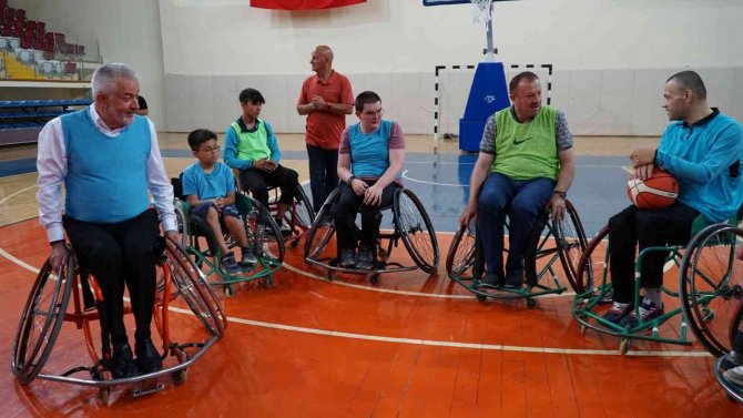 Engelli Sporcularla Farkındalık Maçı Yaptılar