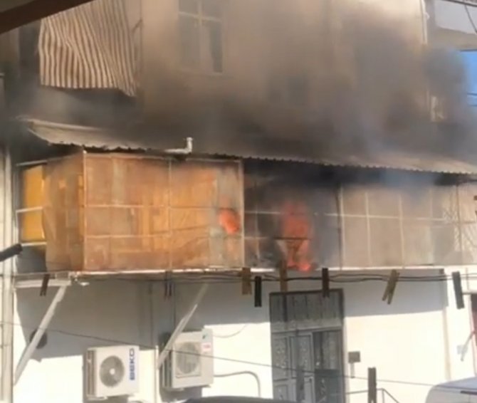 Alev Alan Jenaratörün Dumanı Binayı Sardı, Vatandaşlar Panikle Binadan Böyle Kaçtı