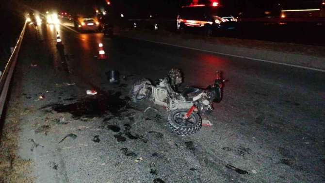 Motosikletler Çarpıştı, Yoldan Geçen Motosiklet Ehliyetli Otomobil Sürücüsü Yere Savrulan Yaralılara Çarptı: 1 Ölü