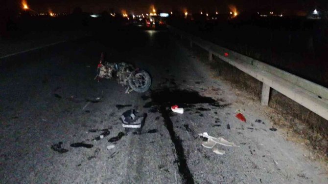 Motosikletler Çarpıştı, Yoldan Geçen Motosiklet Ehliyetli Otomobil Sürücüsü Yere Savrulan Yaralılara Çarptı: 1 Ölü