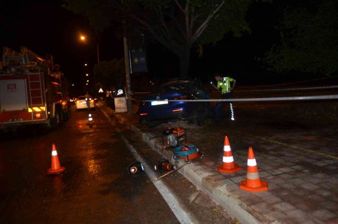 Antalya’da Ağaca Çarpan Otomobil Yandı Sürücü Hayatını Kaybetti