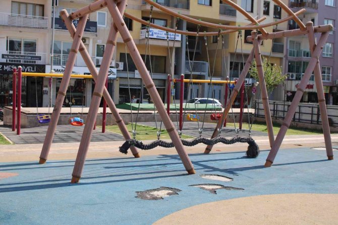 Sıcaktan Çocuk Parkları Da Boş Kaldı