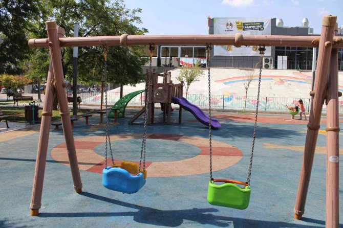 Sıcaktan Çocuk Parkları Da Boş Kaldı